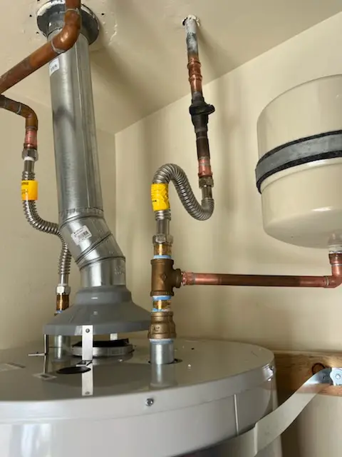 Water heater installation and plumbing repair in La Homa